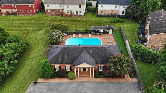 Building Photo - Great 2BA/2.5 BE Brentwood End Unit Townhome!