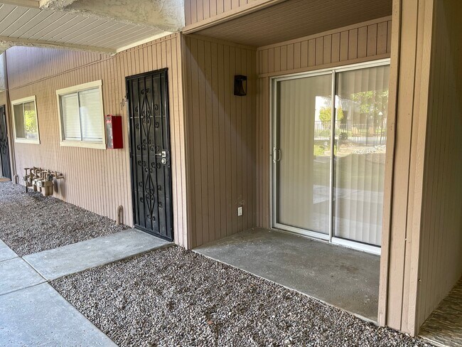Building Photo - 420 N Villa Ct