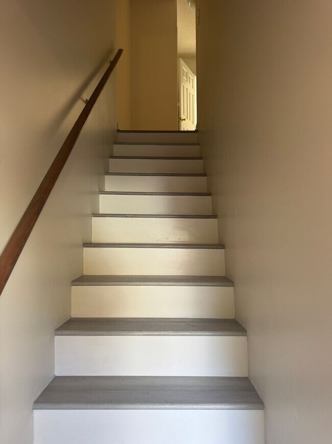 Building Photo - Updated Townhouse In Hunter Hills