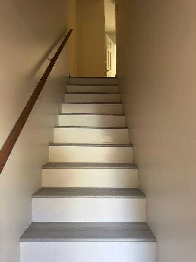 Building Photo - Updated Townhouse In Hunter Hills