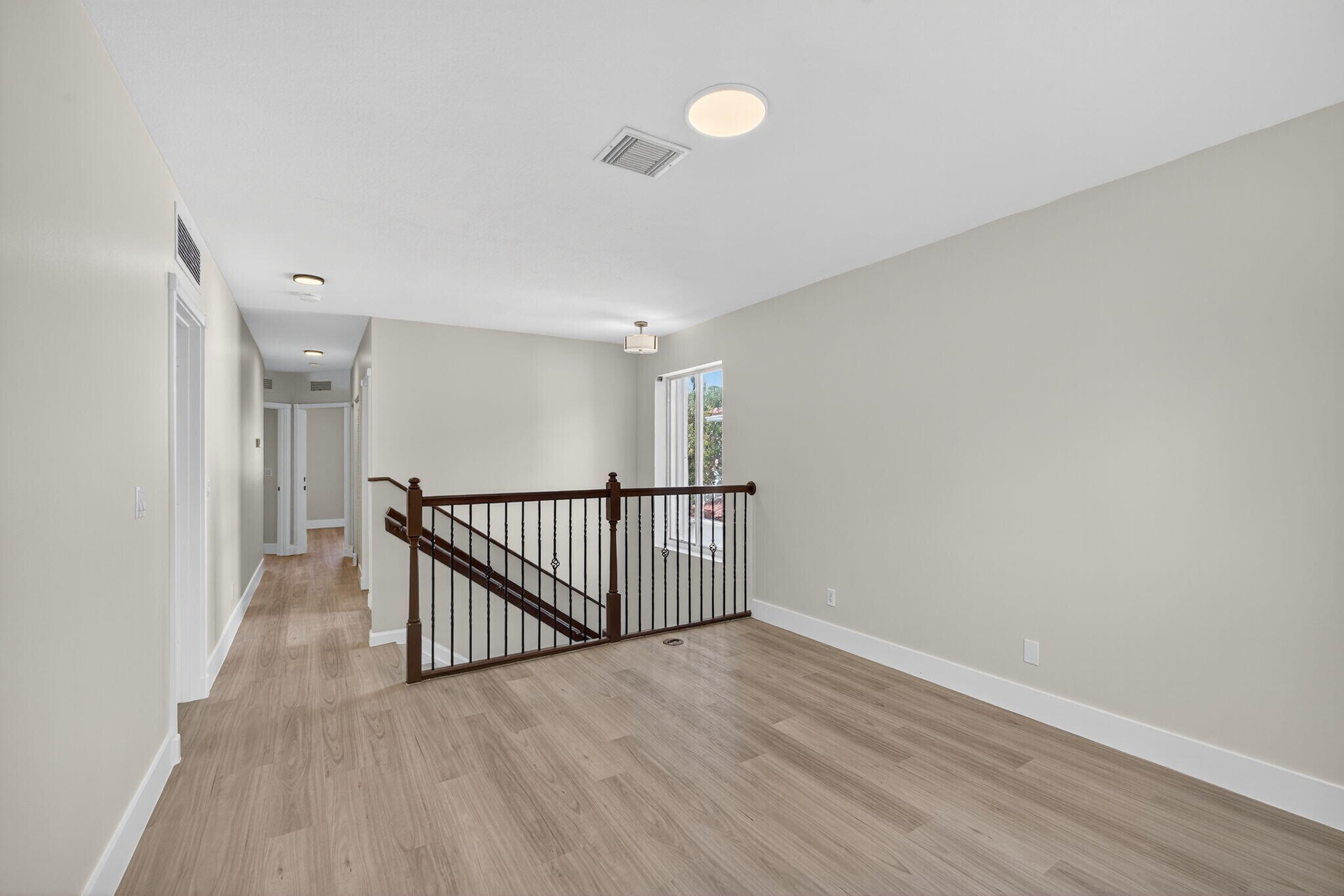 Building Photo - 2213 Oakmont Dr