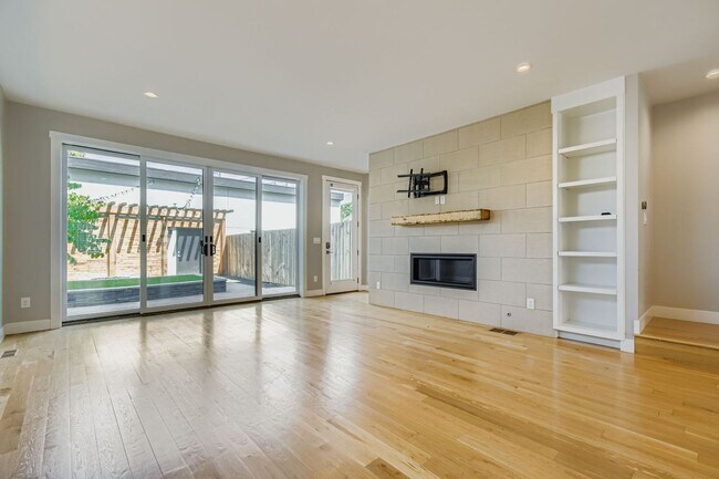 Building Photo - Beautiful, Modern 3 Bed/ 4 bath Home in Curtis Park! FIRST MONTHS RENT FREE!