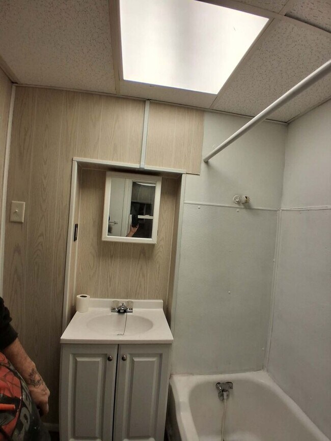 Building Photo - 2 Bedroom 1 Bath Renovated Apartment