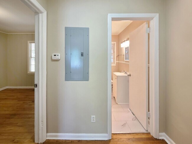 Building Photo - Cutest Bungalow in the Heart of Hapeville 3 bed/2 bath