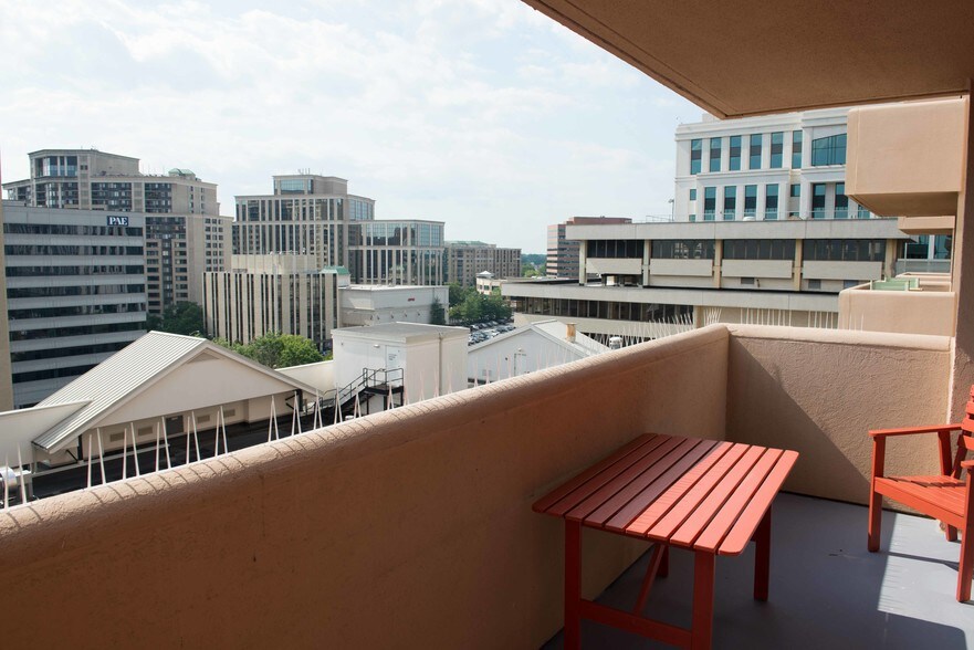 Building Photo - 1301 N Courthouse Rd