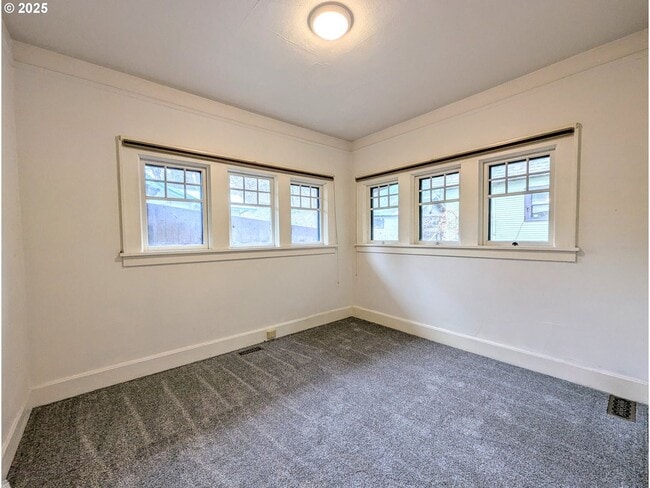 Building Photo - Craftsman style custom home in downtown La Grande