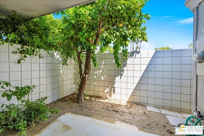 Building Photo - 483 E Avenida Granada