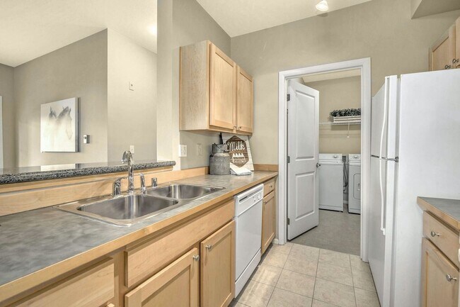 Building Photo - Charming 1 Bedroom Sammamish Condo