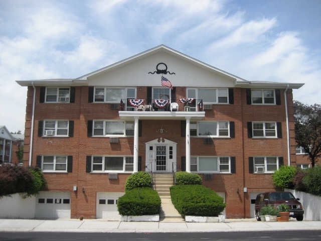 Building Photo - Colonial Court Apartments