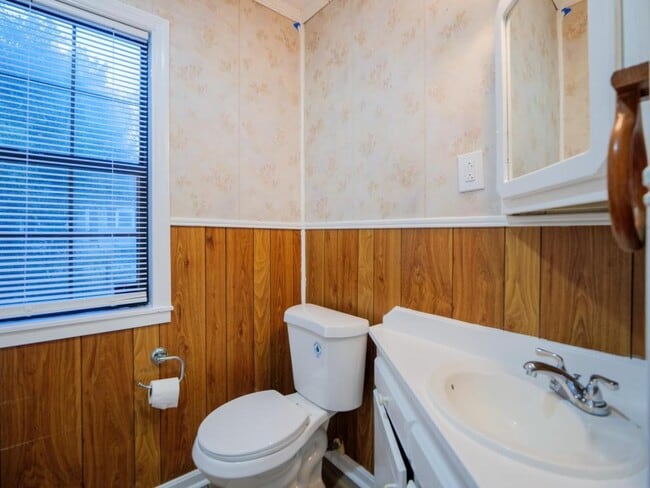 Building Photo - 804 Lakeland Ave