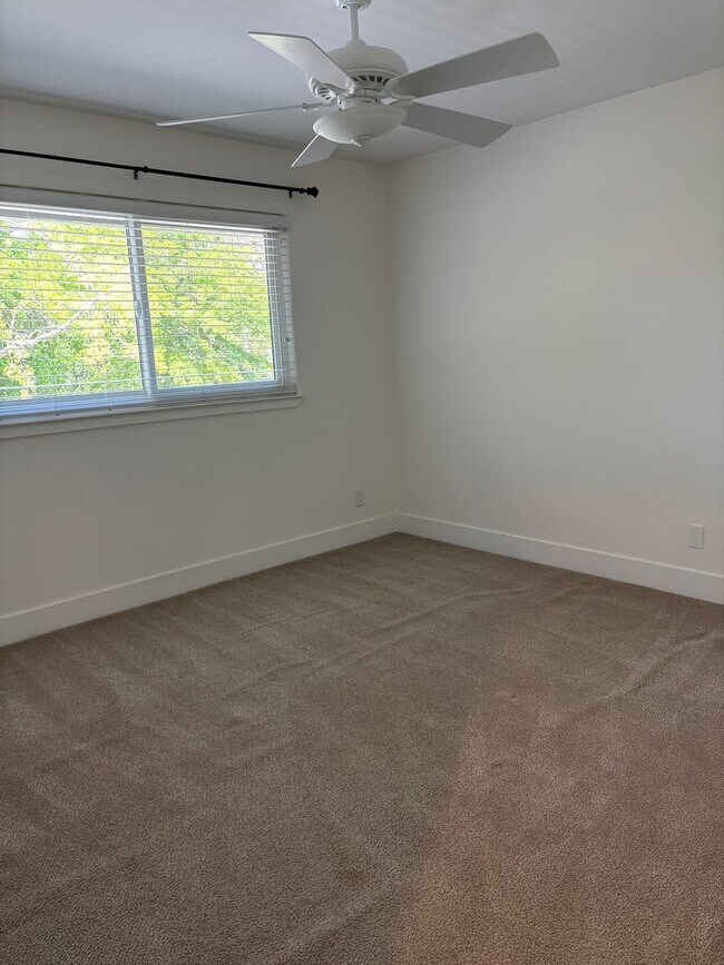 Building Photo - Large 4 Bedroom 3 bath Home, Plus Bonus Ro...