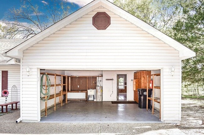 Building Photo - East Gate Area | Home | Unfurnished