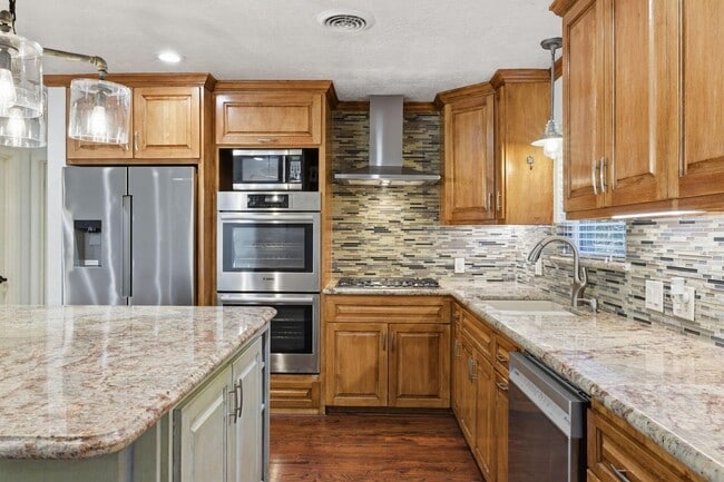Building Photo - 1320 Woodvine Dr