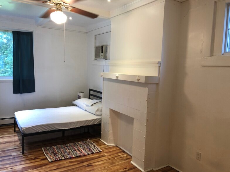 Building Photo - 5818 Hobart St