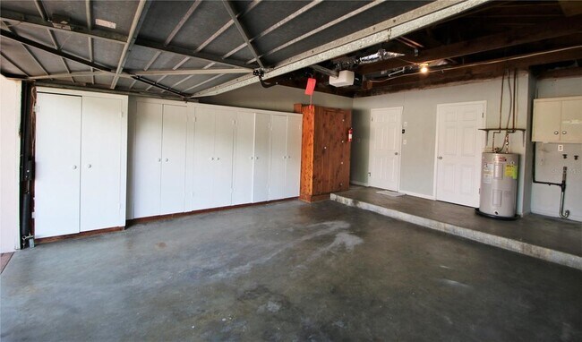 Building Photo - 1001 Brookside Dr