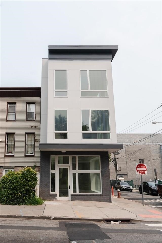 Building Photo - 396 Summit Ave