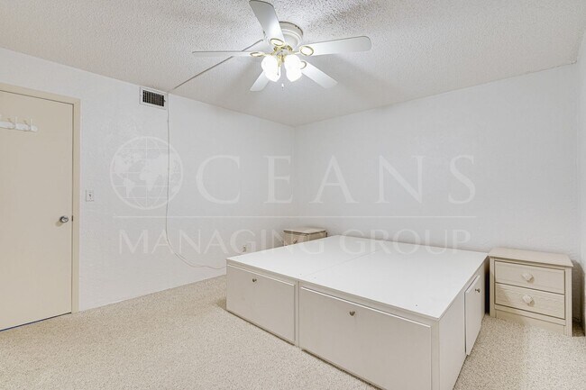 Building Photo - Centrally Located Beachside Condo in Ormond