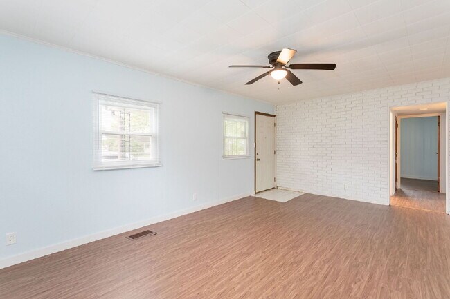 Building Photo - 402 E Chippewa Ave
