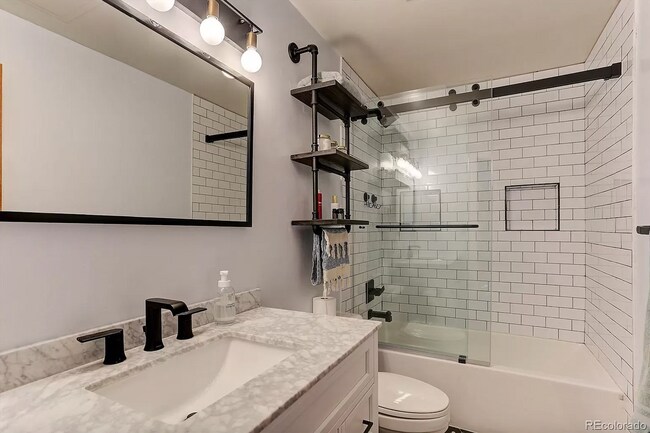 Building Photo - Beautiful and Spacious Loft-Style Condo 1 Bed/1.5 Bath Near Ballpark