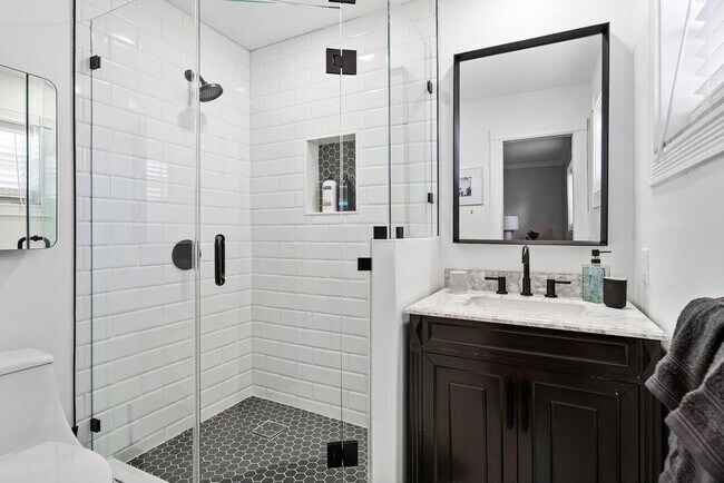 Building Photo - 5221 NE 26th Ave