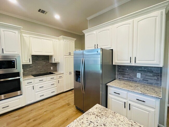 Building Photo - Amazing Midway ISD Home