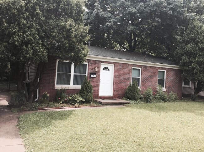 Building Photo - 1030 N Maple Rd