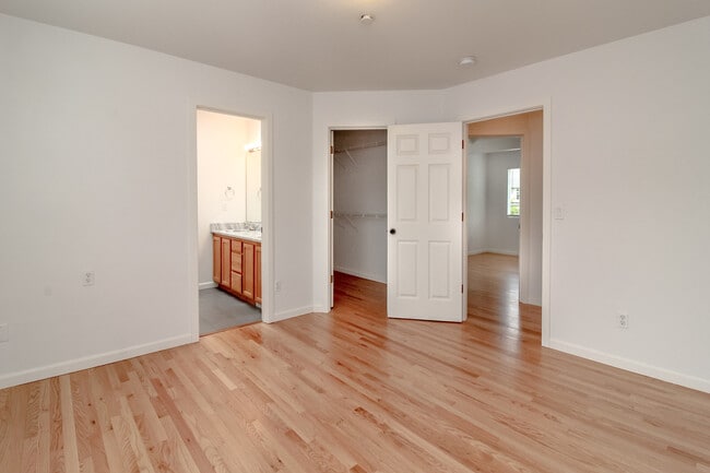 Building Photo - Beautiful Home on Bob's Hollow