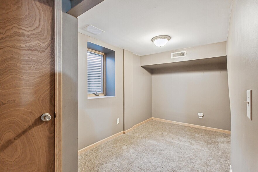 Building Photo - 5800 Moore Lake Dr W