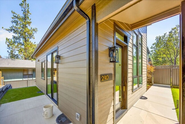 Building Photo - Newly Built Ashland Gem with Fireplace & S...