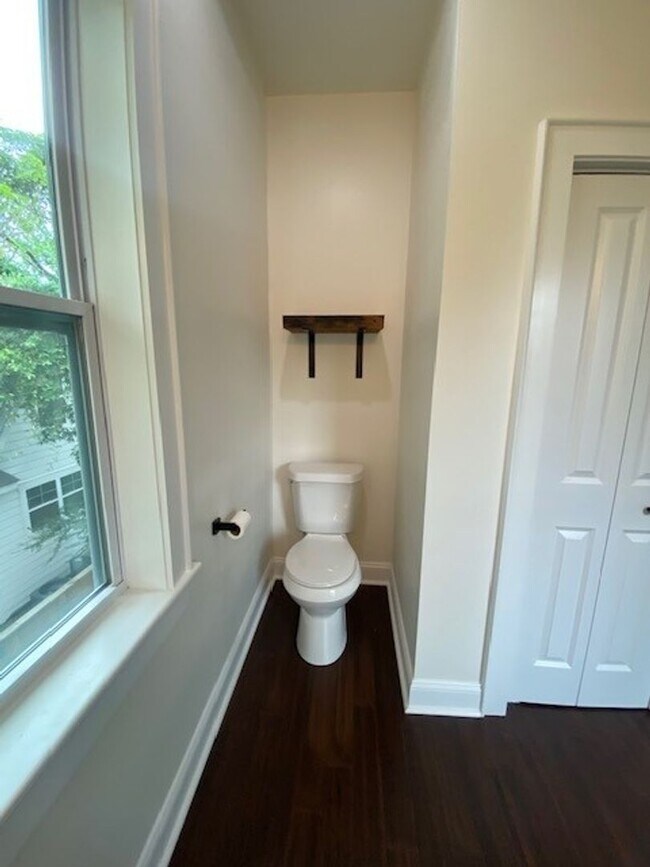 Building Photo - Georgous 5 bedroom 2.5 bath home in Downto...