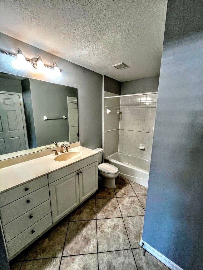 Building Photo - ANNUAL UNFURNISHED 2 bed 2 bath ground flo...