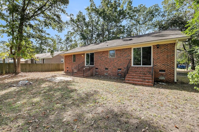 Building Photo - Renovated James Island Home!