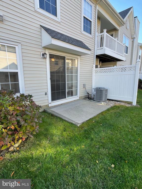 Building Photo - 208 Strawberry Ct