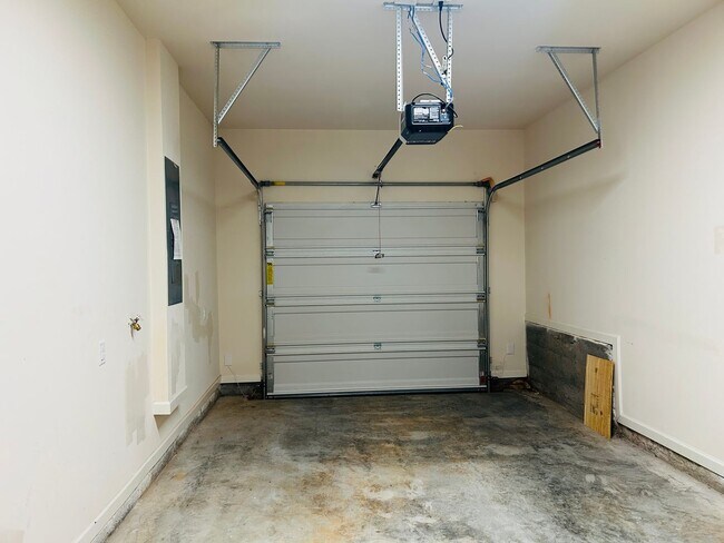 Building Photo - Wow 3 bedroom 2.5 bathroom townhome minute...