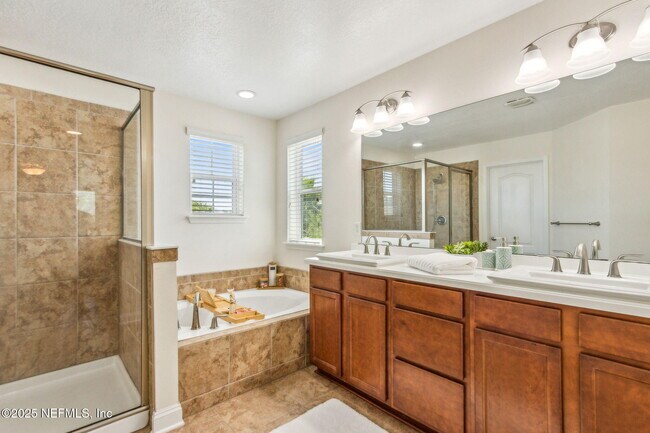 Building Photo - 11470 Glenlaurel Oaks Cir