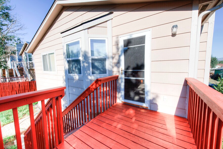 Space for barbecue right off the kitchen, - 2875 Richmond Dr