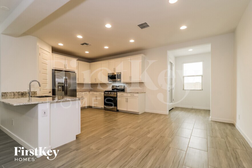 Building Photo - 12516 W Kaler Dr
