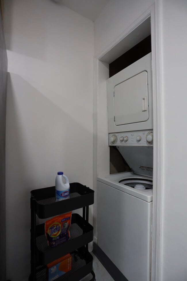 Washer/Drywer - 6107 Parkway Dr