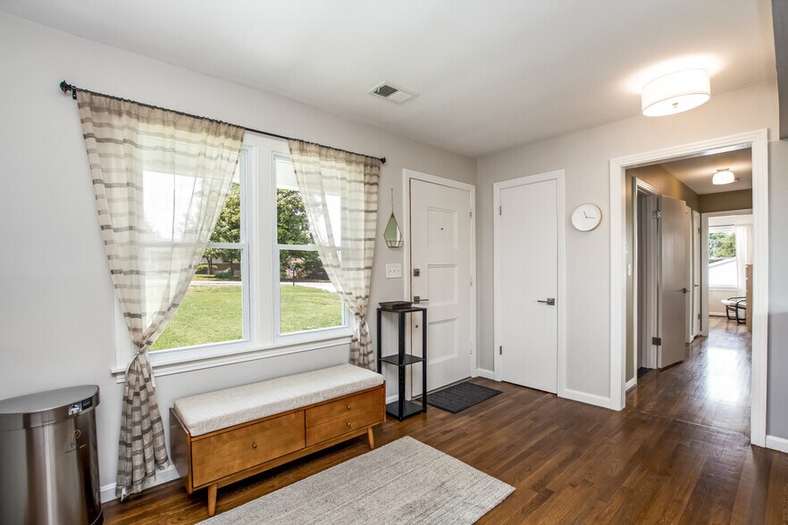 Building Photo - 2158 Brookview Dr