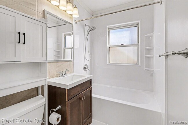 Building Photo - 1105 E Fifth St