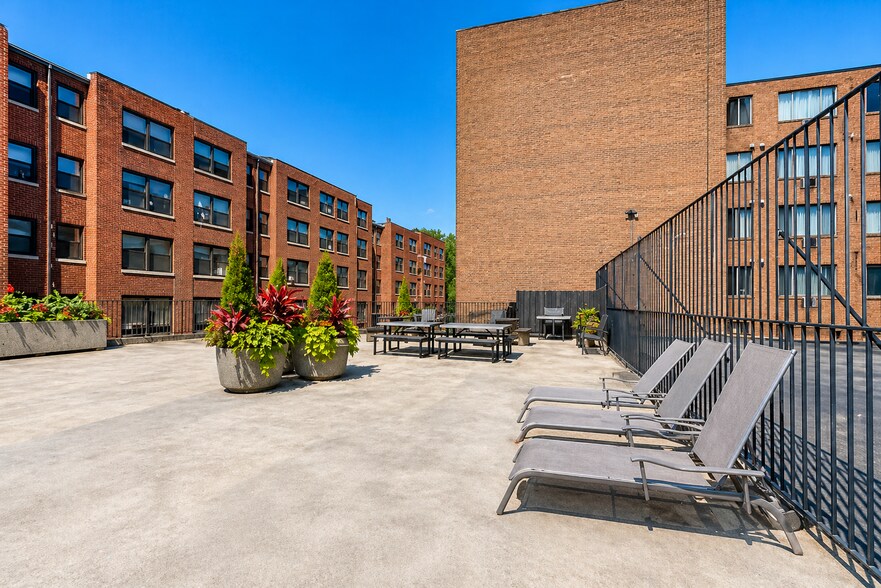 Building Photo - 444 W Fullerton Pky