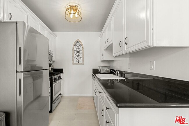 Building Photo - 308 N Sycamore Ave