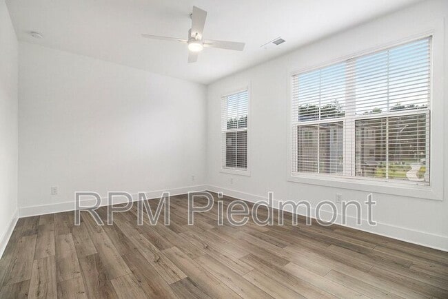 Building Photo - 205 Firefly Cir
