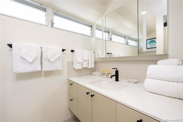 Building Photo - 2161 Kalia Rd