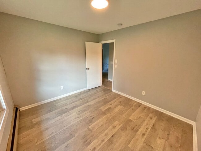 Building Photo - Spacious 4 Bed / 3 Bath Single-Family Home...