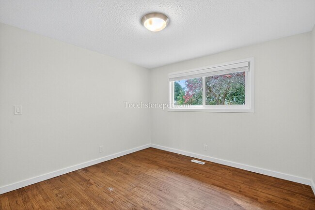 Building Photo - Tranquil West Linn Living Near Parks and S...