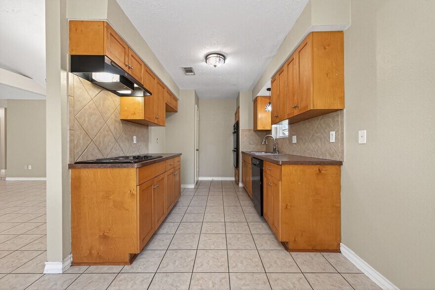 Building Photo - 18918 Droitwich Dr