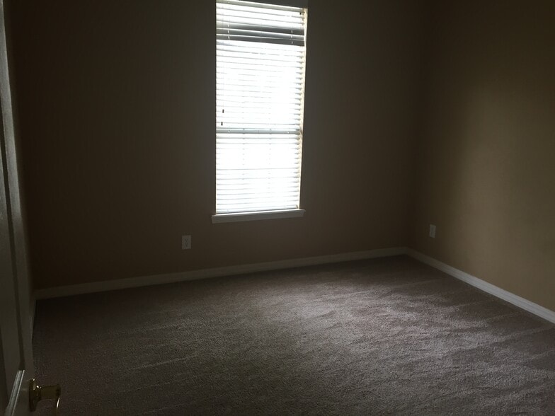 Building Photo - 8004 Laurel Hill Dr