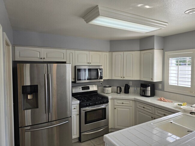 Building Photo - Beautiful Home in Corona for Lease