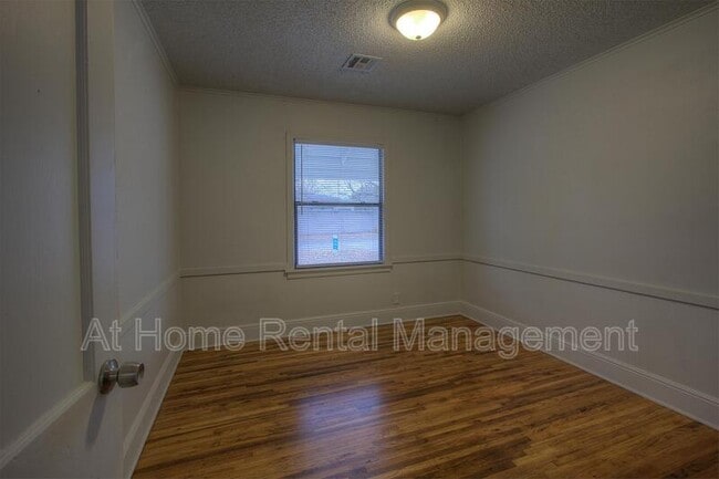 Building Photo - 1331 E 43rd St